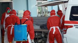 Jenazah WP dibawa ke Ruang Isolasi RSUD TC Hillers Maumere untuk dimandikan secara protokol keeehatan, Senin (5/7)