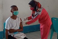 Seorang calon siswa AL menerima vaksinasi di Terminal Sadang Bui Pelabuhan Laurens Say, Selasa (6/7)