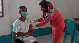 Seorang calon siswa AL menerima vaksinasi di Terminal Sadang Bui Pelabuhan Laurens Say, Selasa (6/7)