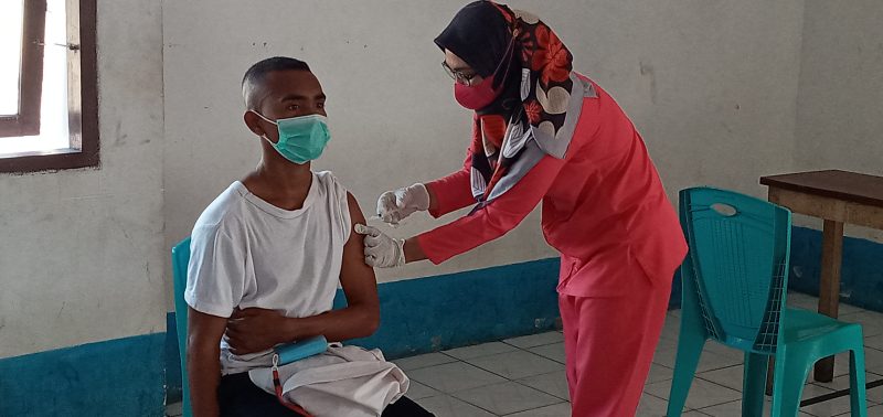 Seorang calon siswa AL menerima vaksinasi di Terminal Sadang Bui Pelabuhan Laurens Say, Selasa (6/7)