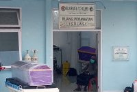 Jenazah YGM di depan pintu masuk Ruang Isolasi Covid RSUD TC Hillers Maumere, Selasa (6/7)