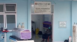 Jenazah YGM di depan pintu masuk Ruang Isolasi Covid RSUD TC Hillers Maumere, Selasa (6/7)