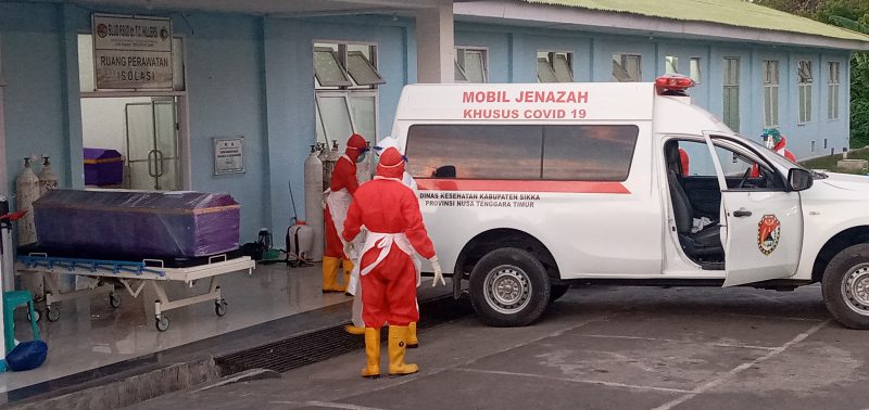 Petugas pemakaman sedang bersiap-siap mengevakuasi jenazah ke TPK Covid, Selasa (6/7)