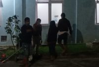 Keluarga pasien yang meninggal sempat mendekati ruang pemulasaran jenazah di Ruang Isolasi Covid RSUD TC Hillers Maumere, Rabu (7/7)