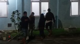 Keluarga pasien yang meninggal sempat mendekati ruang pemulasaran jenazah di Ruang Isolasi Covid RSUD TC Hillers Maumere, Rabu (7/7)