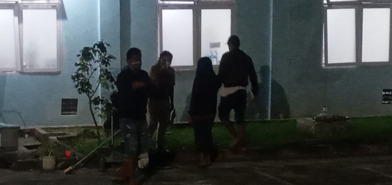 Keluarga pasien yang meninggal sempat mendekati ruang pemulasaran jenazah di Ruang Isolasi Covid RSUD TC Hillers Maumere, Rabu (7/7)