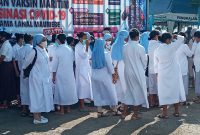 Antrian untuk vaksinasi gratis di Terminal Sadang Bui Pelabuhan Lorens Say Maumere, Kamis (8/7)