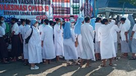 Antrian untuk vaksinasi gratis di Terminal Sadang Bui Pelabuhan Lorens Say Maumere, Kamis (8/7)