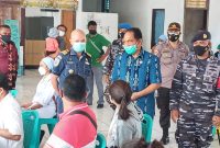 Wabup Sikka Romanus Woga memantau pelaksanaan vaksinasi gratis dari Lanal Maumere, Kamis (8/7)
