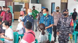 Wabup Sikka Romanus Woga memantau pelaksanaan vaksinasi gratis dari Lanal Maumere, Kamis (8/7)