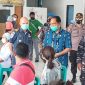 Wabup Sikka Romanus Woga memantau pelaksanaan vaksinasi gratis dari Lanal Maumere, Kamis (8/7)