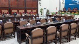 Tujuh anggota DPRD Sikka mengikuti rapat LKPJ 2000 secara offline, sementara yang lainnya mengikuti secara online, Jumat (9/7)