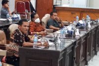 Dicky Raja memberikan pendapat saat RDP dengan Satgas Covid Sikka, Jumat (9/7) 
