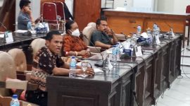 Dicky Raja memberikan pendapat saat RDP dengan Satgas Covid Sikka, Jumat (9/7) 