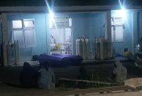 Dua peti jenazah disiapkan untuk dua pasien yang meninggal akibat Covid, Sabtu (10/7) malam