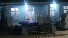 Dua peti jenazah disiapkan untuk dua pasien yang meninggal akibat Covid, Sabtu (10/7) malam