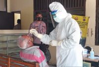 Salah satu napi sedang menjalani rapid antigen, Senin (12/7)