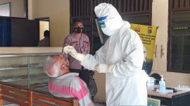 Salah satu napi sedang menjalani rapid antigen, Senin (12/7)