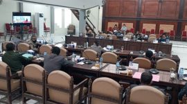 Suasana sidang paripurna di DPRD Sikka, Senin (12/7)