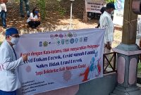 Dokter Asep Purnama pose di samping sebuah spanduk sebelum RDP dengan DPRD Sikka, Senin (12/7)