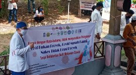 Dokter Asep Purnama pose di samping sebuah spanduk sebelum RDP dengan DPRD Sikka, Senin (12/7)