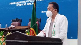 Ketua IDI Sikka Dokter Mario Nara membacakan pernyataan sikap dan tuntutan dalam forum RDP bersama DPRD Sikka, Senin (12/7) 