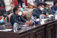 Sekretaris Fraksi PDIP Benediktus Lukas Raja (kedua dari kiri) menyampaikan permintaan maaf kepada dokter dan tenaga kesehatan dalam forum RDP, Senin (12/7)