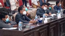 Sekretaris Fraksi PDIP Benediktus Lukas Raja (kedua dari kiri) menyampaikan permintaan maaf kepada dokter dan tenaga kesehatan dalam forum RDP, Senin (12/7)