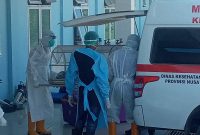 Jenazah probabel dibawa ke Ruang Isolasi Covid RSUD TC Hillers, Selasa (13/7)