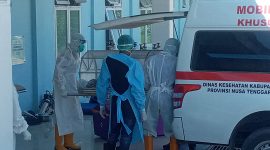Jenazah probabel dibawa ke Ruang Isolasi Covid RSUD TC Hillers, Selasa (13/7)