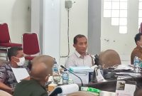 Sekda Sikka Adrianus Firminus didampingi Kepala BPKAD dan Kadis PKO Mayella da Cunha saat rapat anggaran di DPRD Sikka, Jumat (16/7)