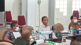 Sekda Sikka Adrianus Firminus didampingi Kepala BPKAD dan Kadis PKO Mayella da Cunha saat rapat anggaran di DPRD Sikka, Jumat (16/7)