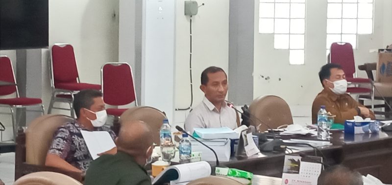 Sekda Sikka Adrianus Firminus didampingi Kepala BPKAD dan Kadis PKO Mayella da Cunha saat rapat anggaran di DPRD Sikka, Jumat (16/7)