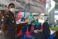 Kajari Sikka Fahmi sedang memantau pelaksanaan vaksinasi di Kantor Kejari Sikka, Jumat (23/7)