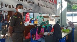 Kajari Sikka Fahmi sedang memantau pelaksanaan vaksinasi di Kantor Kejari Sikka, Jumat (23/7)