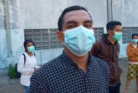 Valentinus Bai memberikan keterangan kepada wartawan usai dinyatakan sembuh dari Covid, Jumat (23/7)