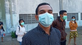 Valentinus Bai memberikan keterangan kepada wartawan usai dinyatakan sembuh dari Covid, Jumat (23/7)
