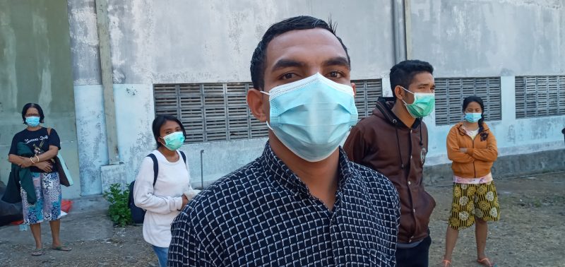 Valentinus Bai memberikan keterangan kepada wartawan usai dinyatakan sembuh dari Covid, Jumat (23/7)