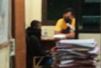 Penyidik sedang mengambil keterangan dari seorang pemuda di Maumere yang menantang ganasnya Covid, Jumat (23/7) malam  