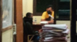 Penyidik sedang mengambil keterangan dari seorang pemuda di Maumere yang menantang ganasnya Covid, Jumat (23/7) malam  