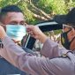 Seorang polisi memakaikan masker kepada sopir pikup, Selasa (27/7)
