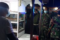 Dandim Sikka menyambangi sebuah warung makan di Kekurahan Nangameting, Selasa (27/7) malam