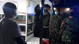 Dandim Sikka menyambangi sebuah warung makan di Kekurahan Nangameting, Selasa (27/7) malam