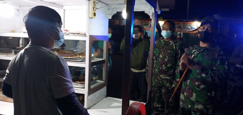 Dandim Sikka menyambangi sebuah warung makan di Kekurahan Nangameting, Selasa (27/7) malam
