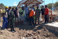 Sejumlah aparat TNI Polri dan BPBD Sikka sedang berada pada sebuah makam yang diduga jenazah Covid hilang, Kamis (29/7) 