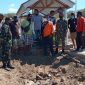 Sejumlah aparat TNI Polri dan BPBD Sikka sedang berada pada sebuah makam yang diduga jenazah Covid hilang, Kamis (29/7) 