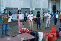 Suasana pemulangan 16 warga karantina di belakang SIC, Kamis (29/7)