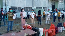 Suasana pemulangan 16 warga karantina di belakang SIC, Kamis (29/7)