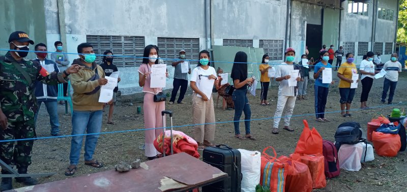 Suasana pemulangan 16 warga karantina di belakang SIC, Kamis (29/7)