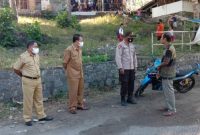 Camat Lela (tengah) bersama Satgas Covid setempat memantau penerapan disiplin protokol kesehatan, Senin (26/7) (foto: istimewa)